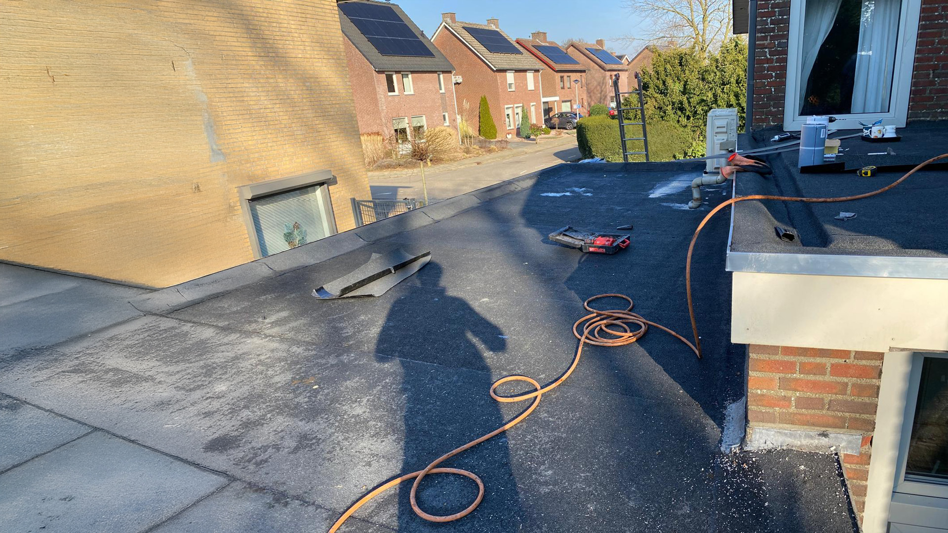 Dakdekkers van Het Dakje plaatsen duurzame dakbedekking in Limburg